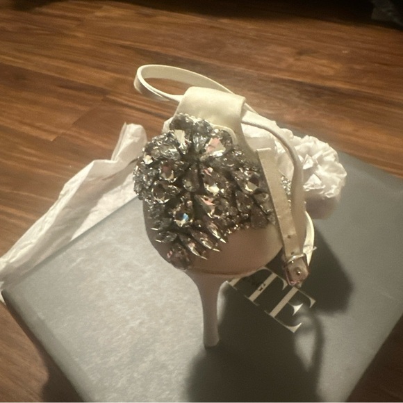Vera Wang White Heels with Silver Embellishments - Picture 1 of 6